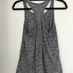 Simple patterned lululemon workout tank!